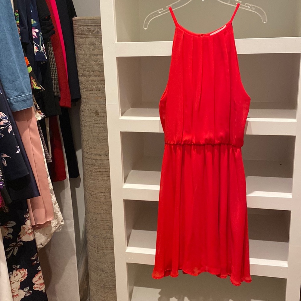 Small red dress with back cutout